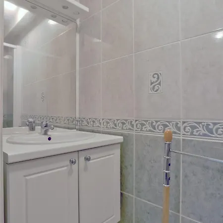 Beautiful Home In Courtils With Wifi *