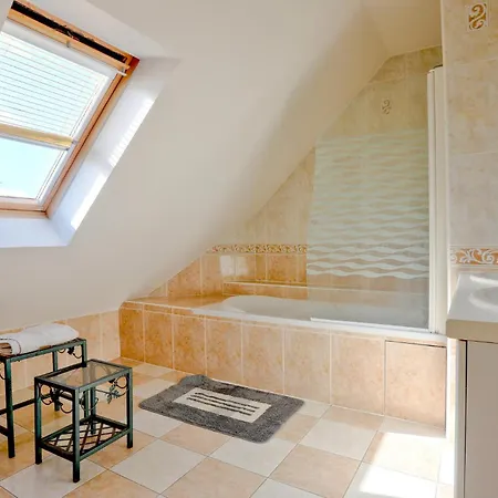 4 Bedroom Awesome In Feriehus Courtils