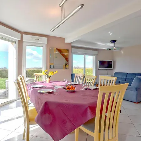Beautiful Home In Courtils With Wifi *
