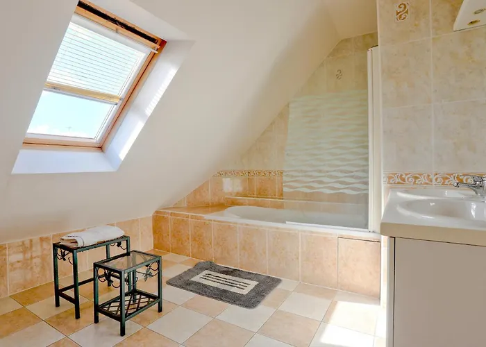 4 Bedroom Awesome In Casa vacanze Courtils